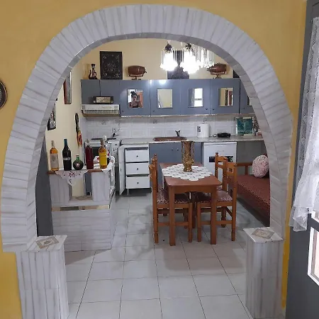 Lola's In Nea Skioni