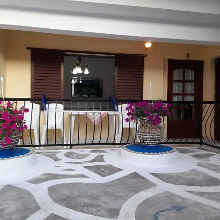 Lola's In Aparthotel *